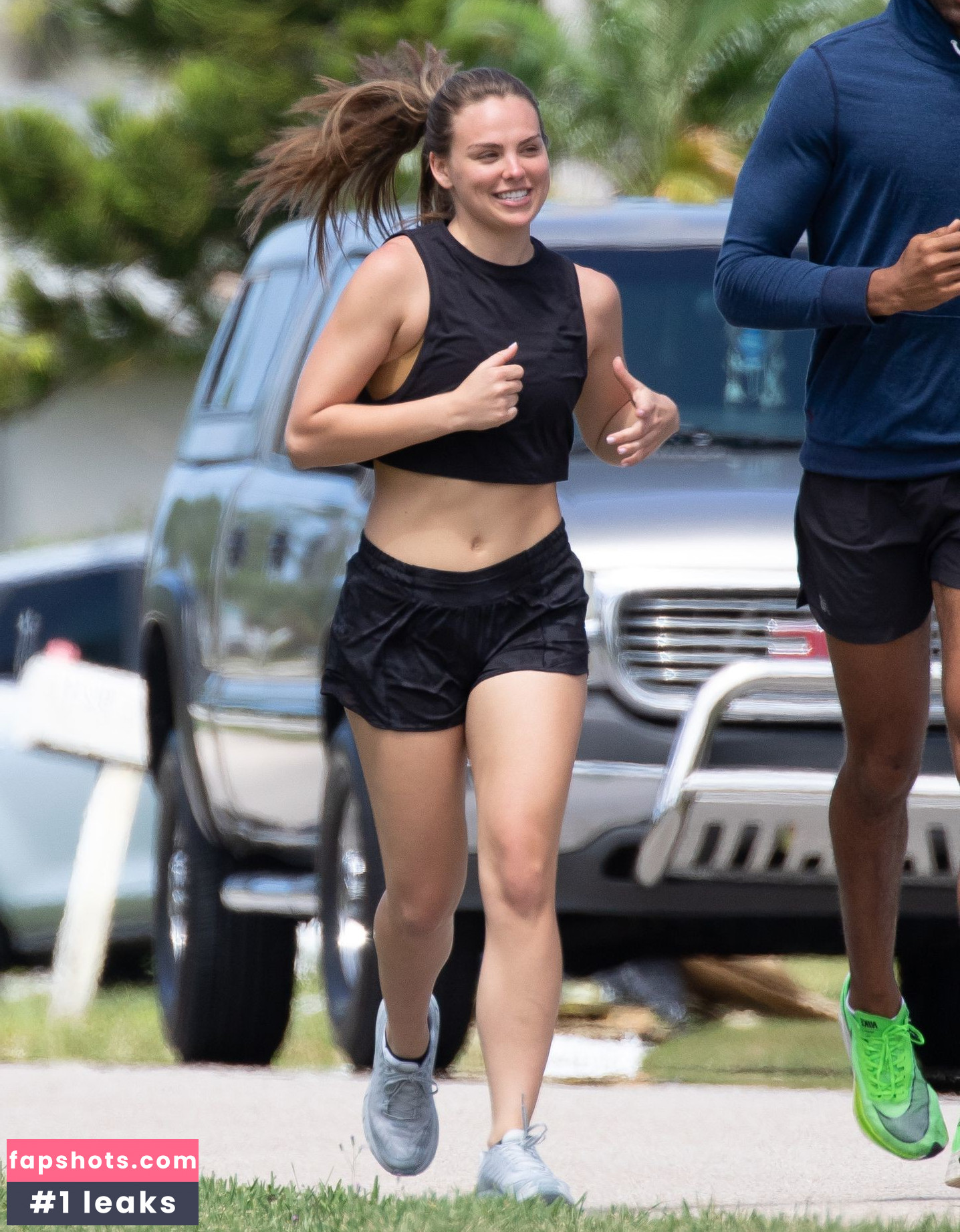 Hannah Brown gallery photo #58