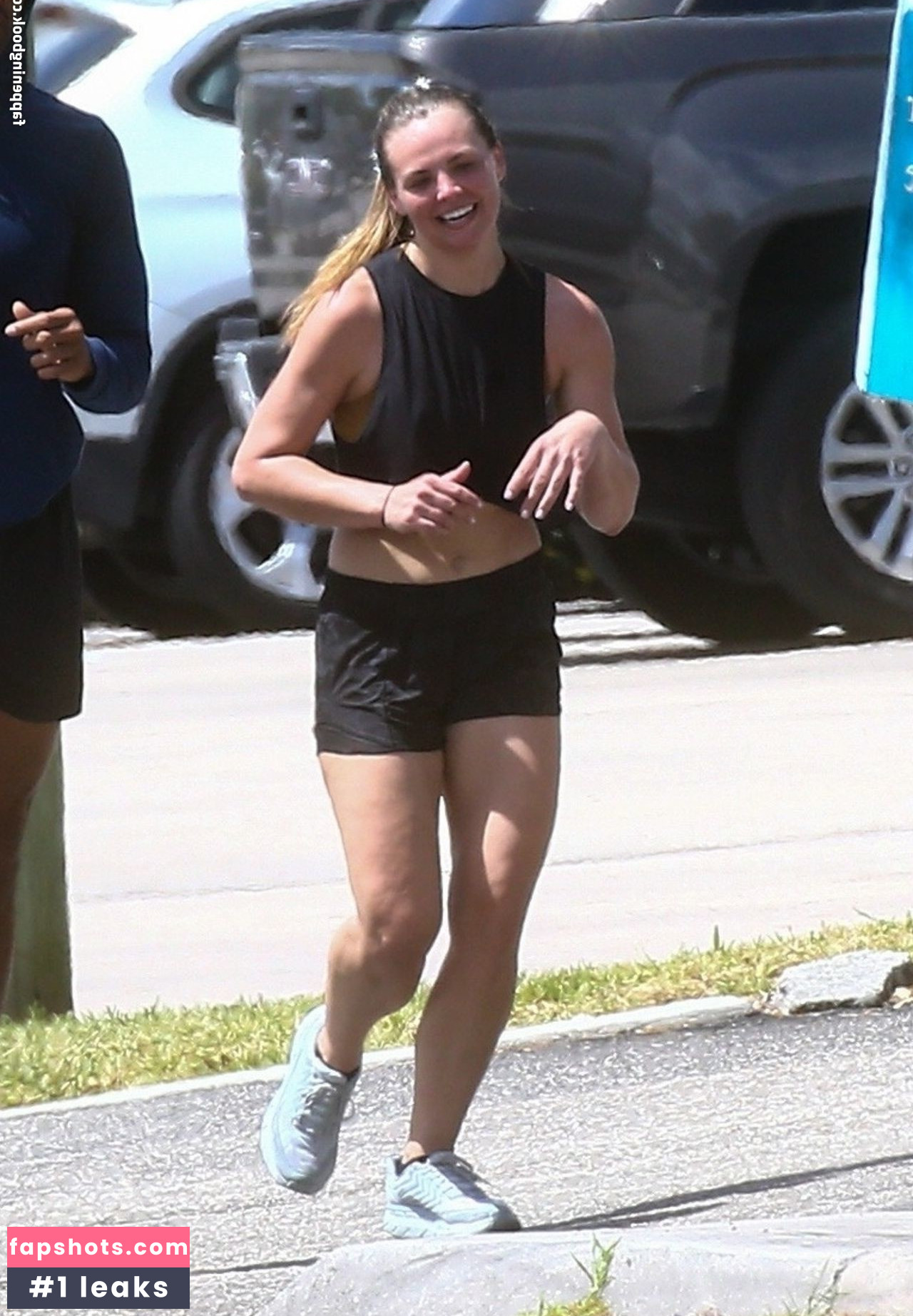 Hannah Brown gallery photo #70