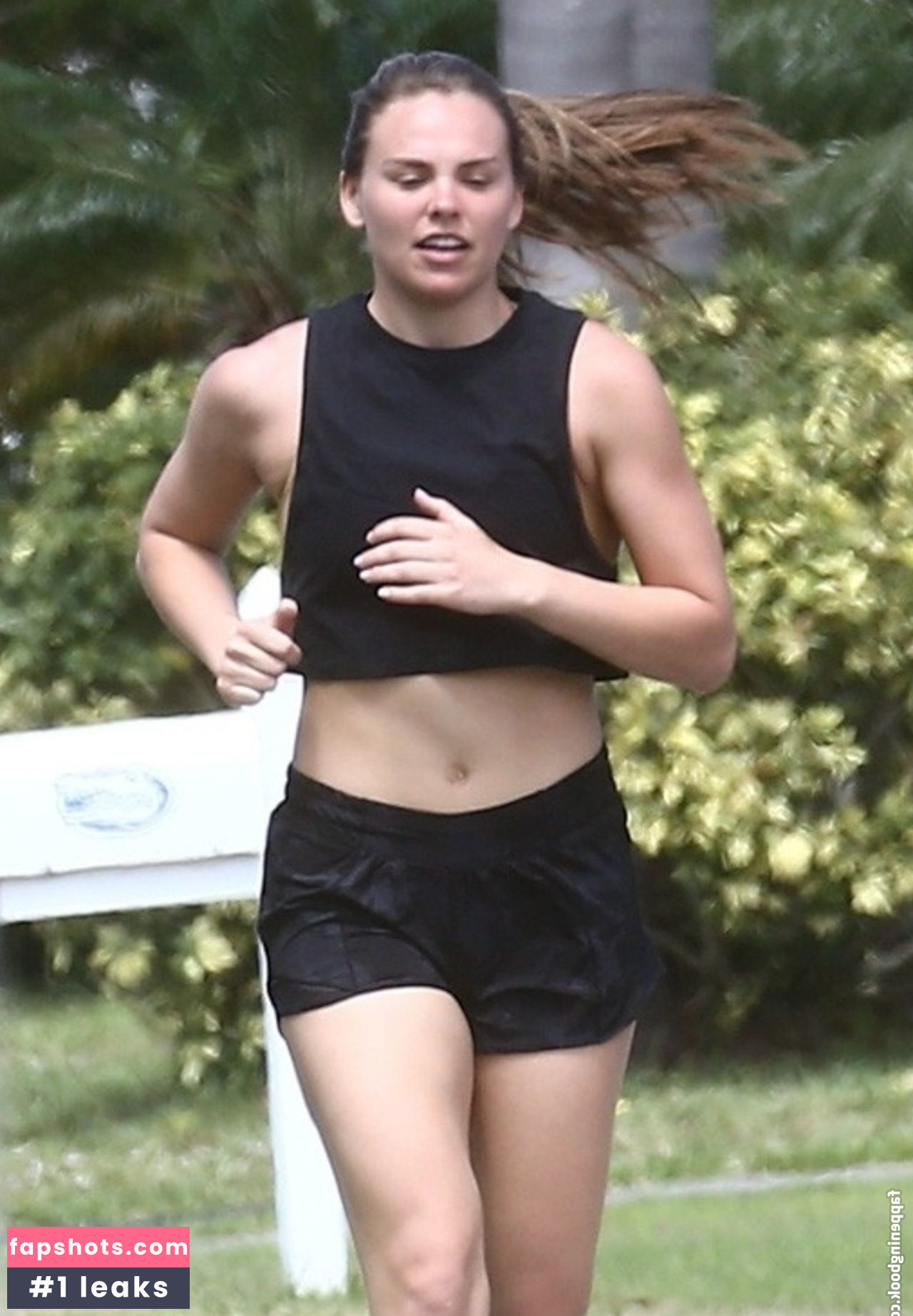 Hannah Brown gallery photo #78