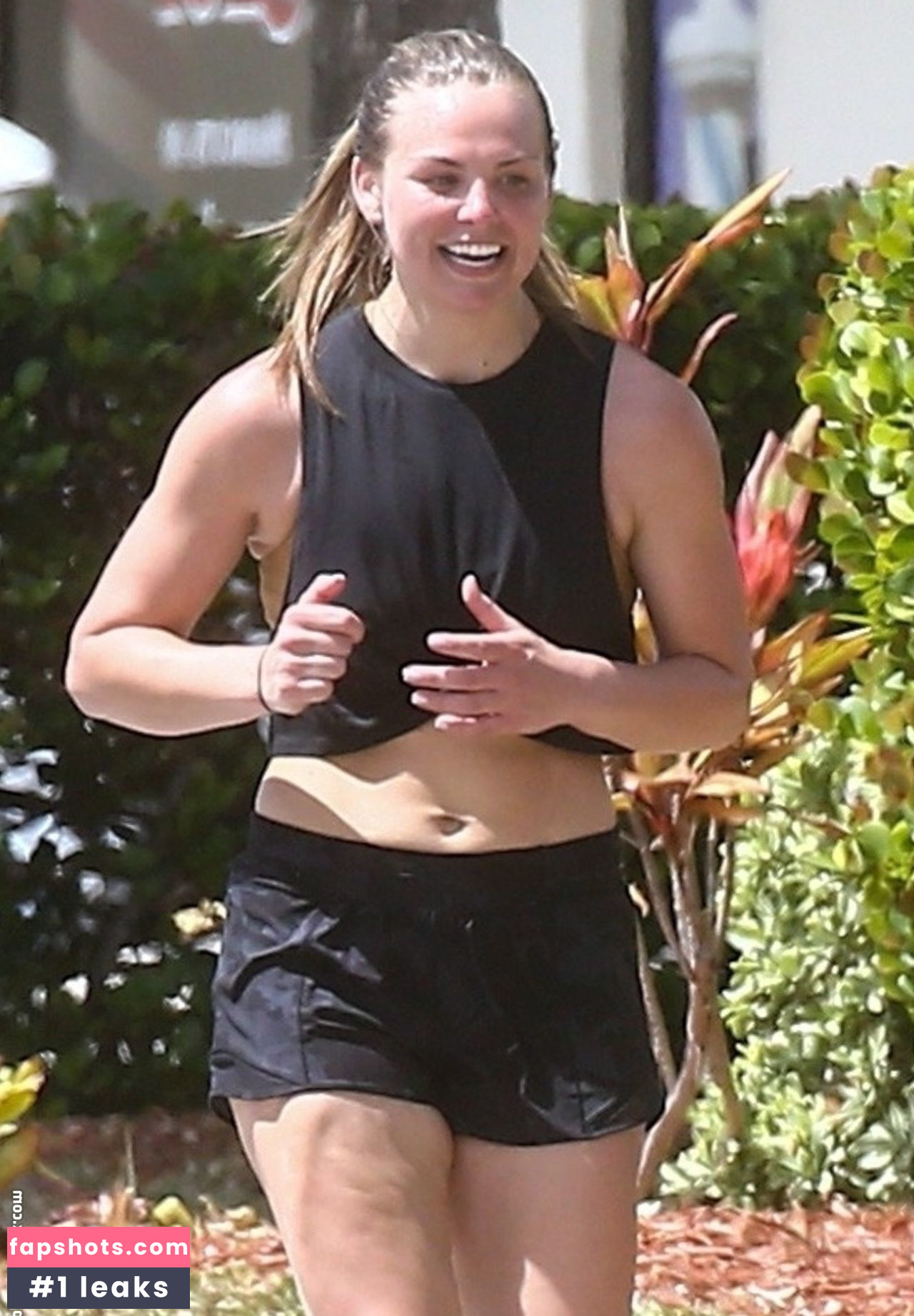 Hannah Brown gallery photo #80