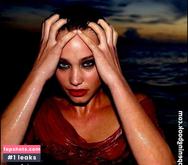 Hannah Davis gallery photo #15