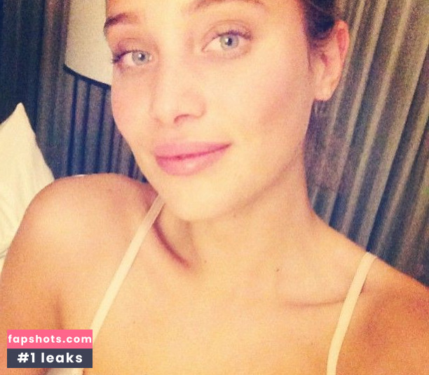 Hannah Davis gallery photo #26