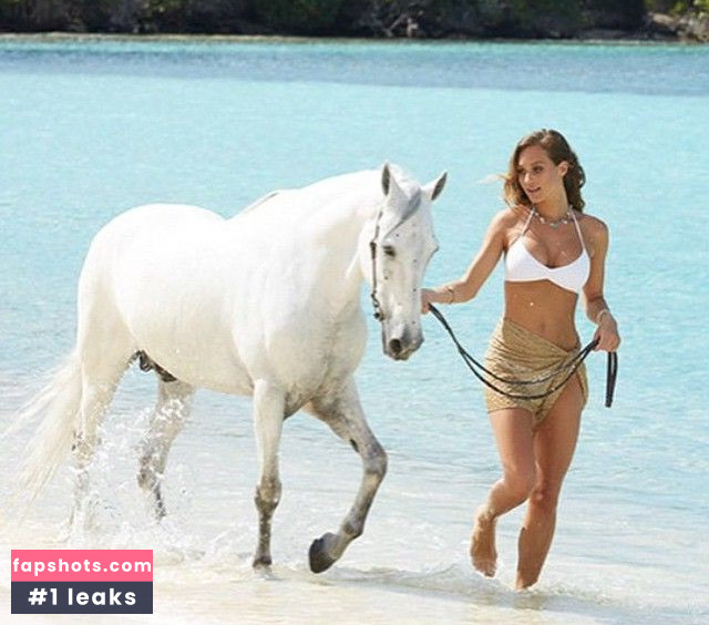 Hannah Davis gallery photo #30