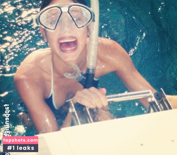 Hannah Davis gallery photo #31