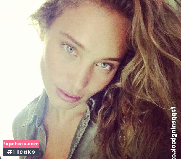 Hannah Davis gallery photo #32