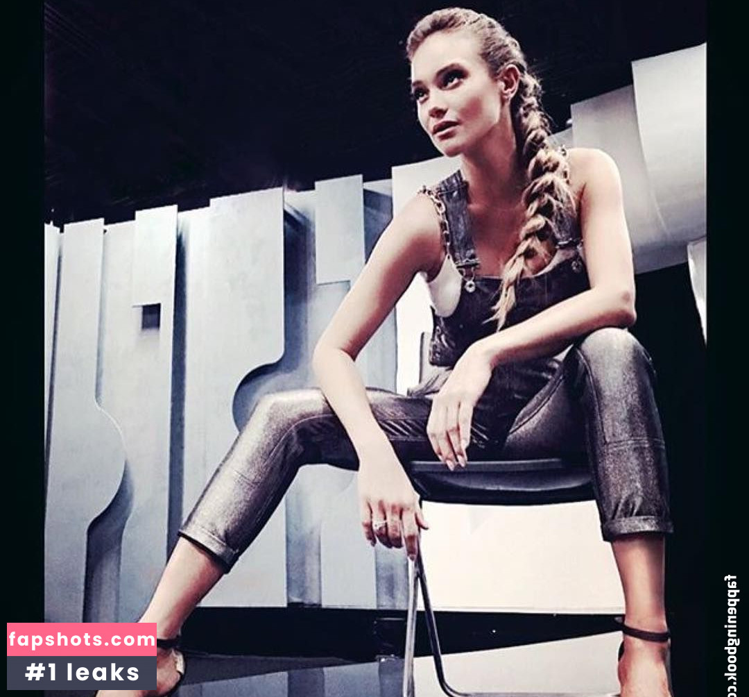 Hannah Davis gallery photo #63