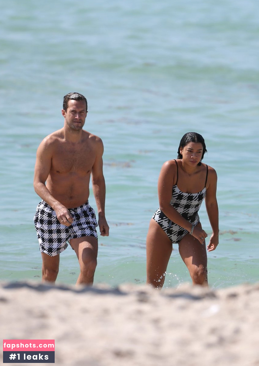 Hannah Fallis Bronfman gallery photo #54