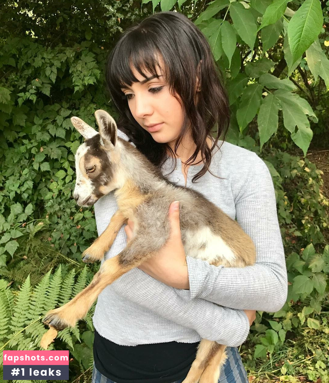 Hannah Marks gallery photo #15