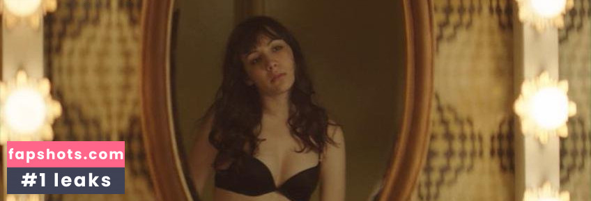 Hannah Marks gallery photo #23