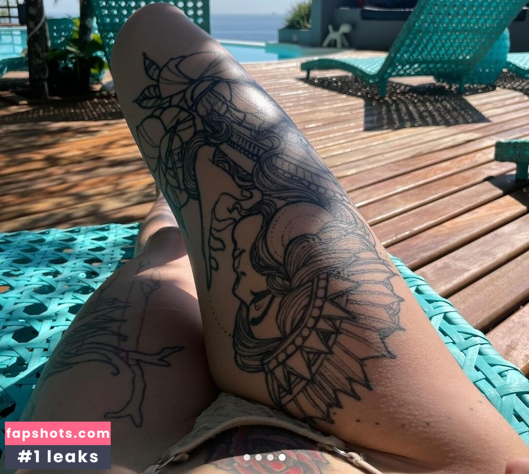 Hannah Simoes nude babe gallery