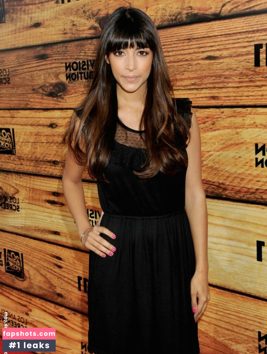 Hannah Simone gallery photo #17