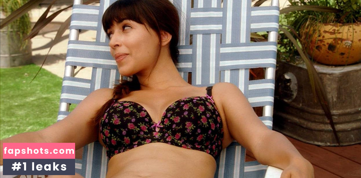 Hannah Simone gallery photo #44
