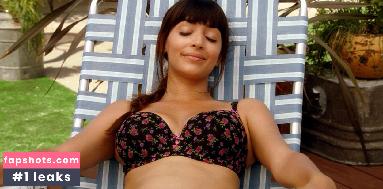 Hannah Simone gallery photo #49
