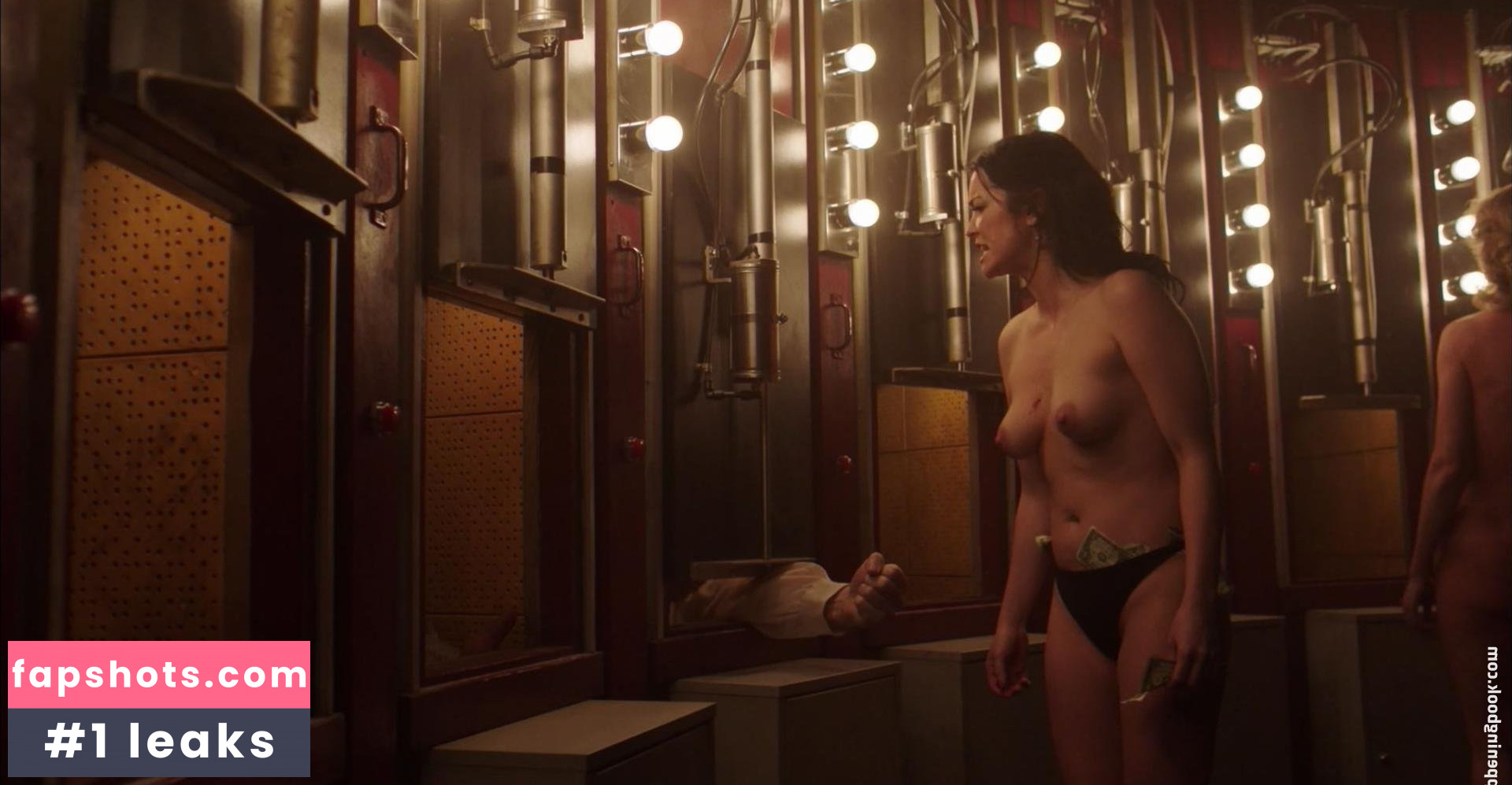 Hannah Townsend nude babe gallery