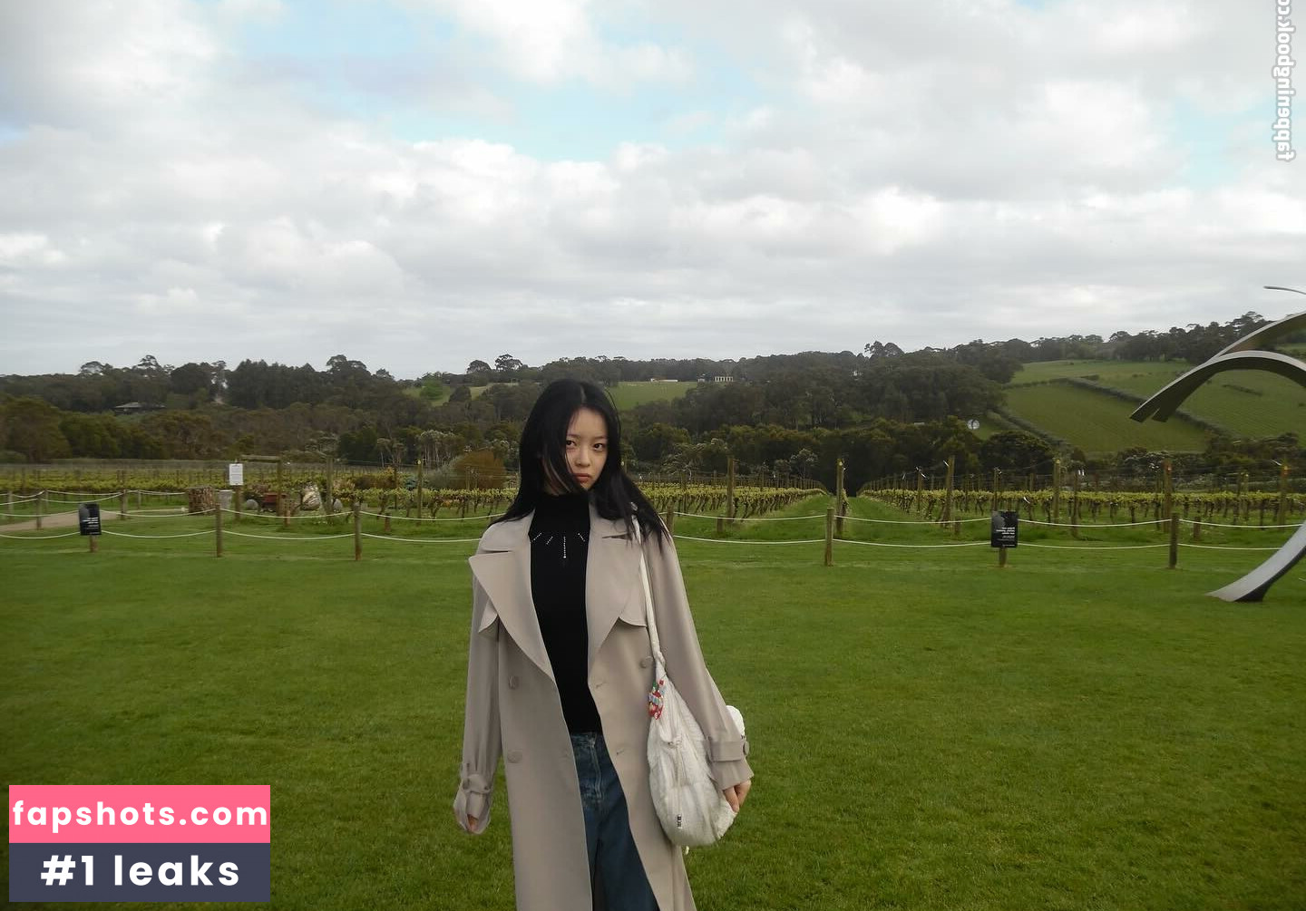 Hanni Pham gallery photo #22