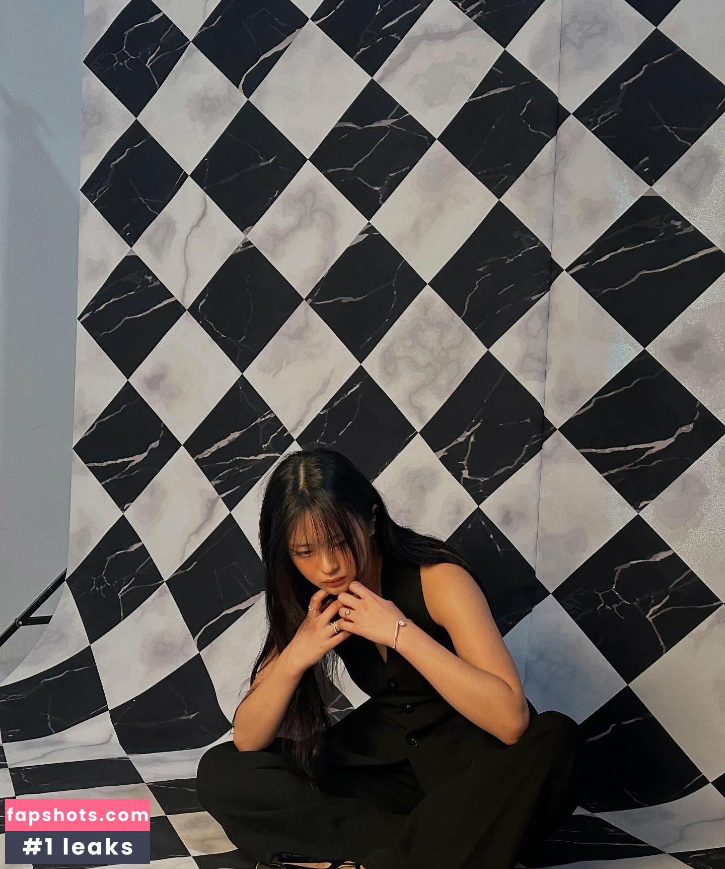 Hanni Pham gallery photo #28