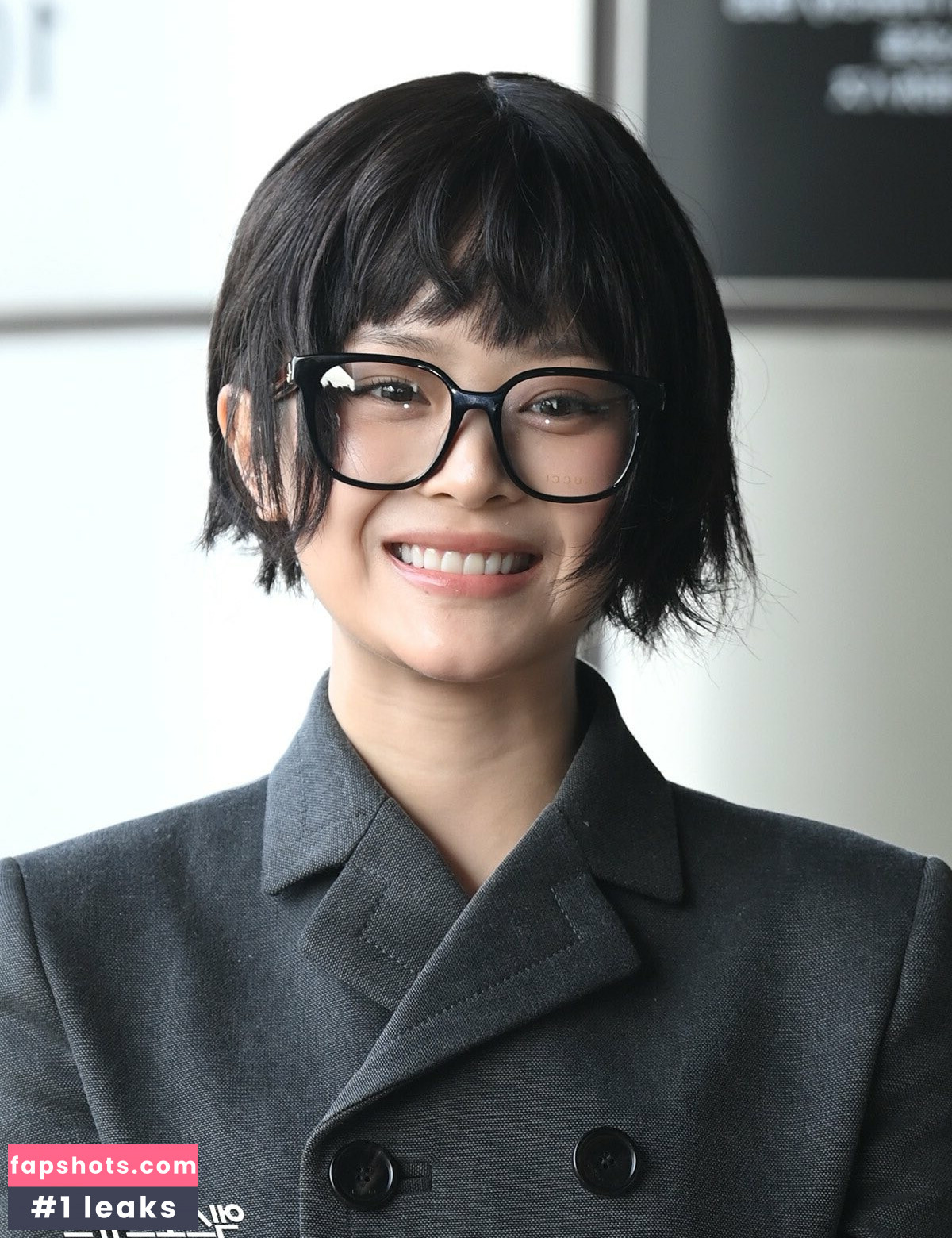 Hanni Pham gallery photo #43