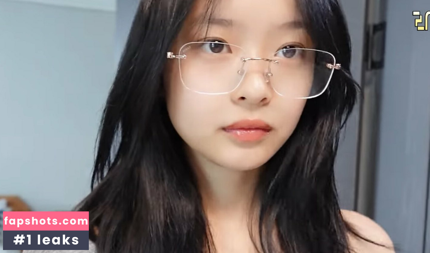 Hanni Pham gallery photo #64