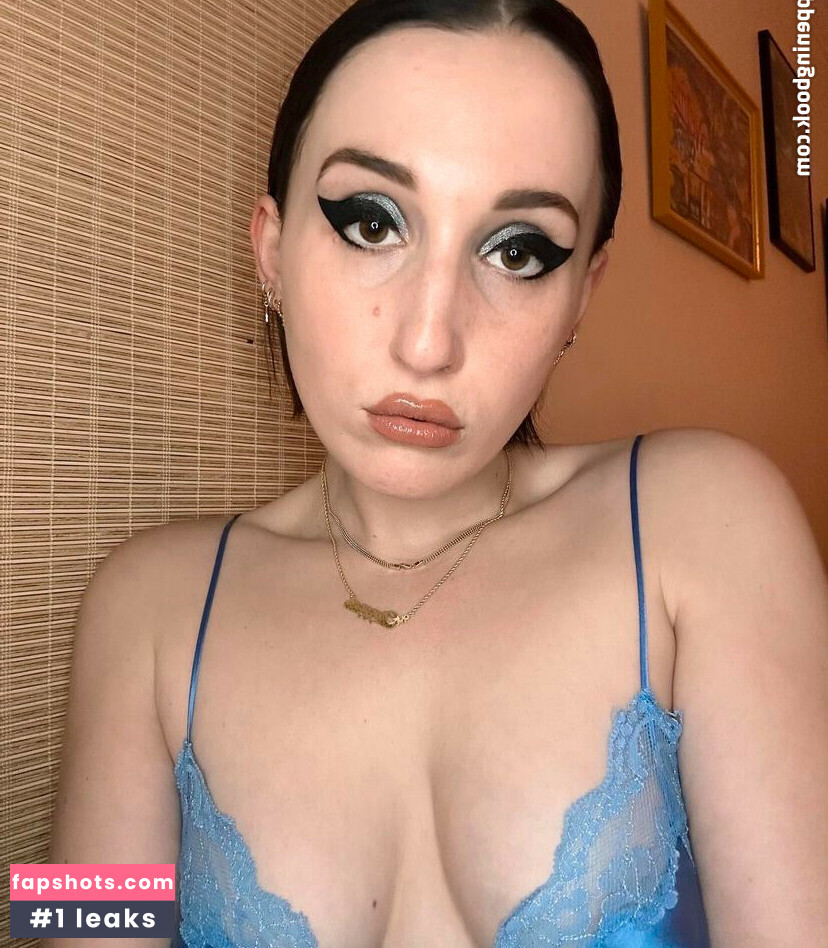 Harley Quinn Smith gallery photo #30