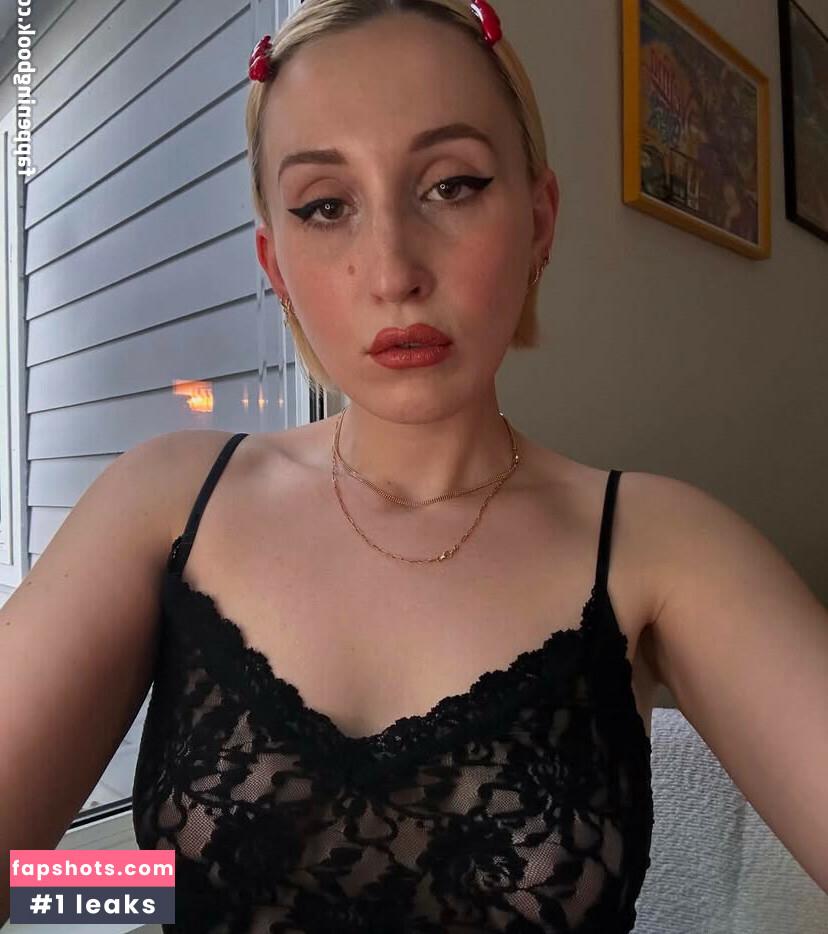 Harley Quinn Smith gallery photo #37