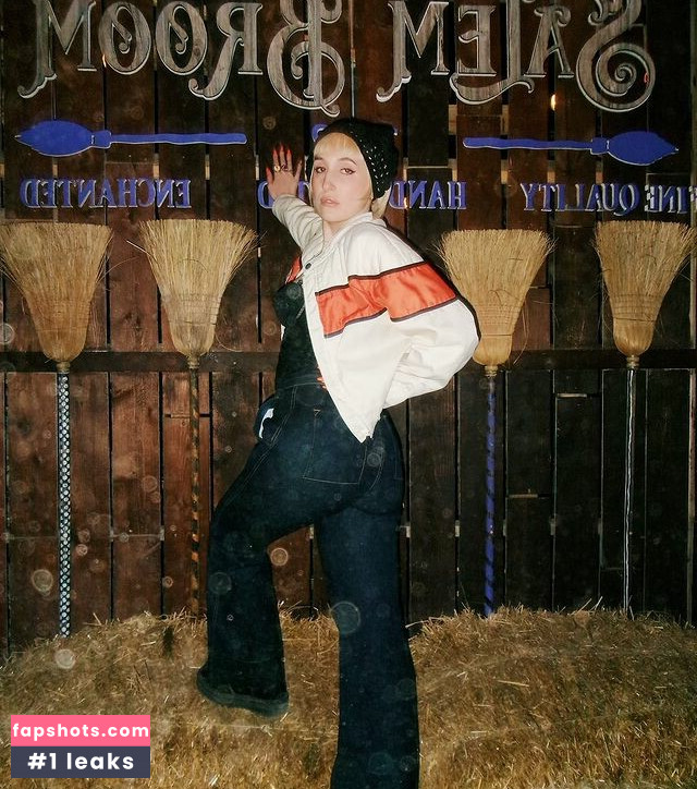 Harley Quinn Smith gallery photo #64