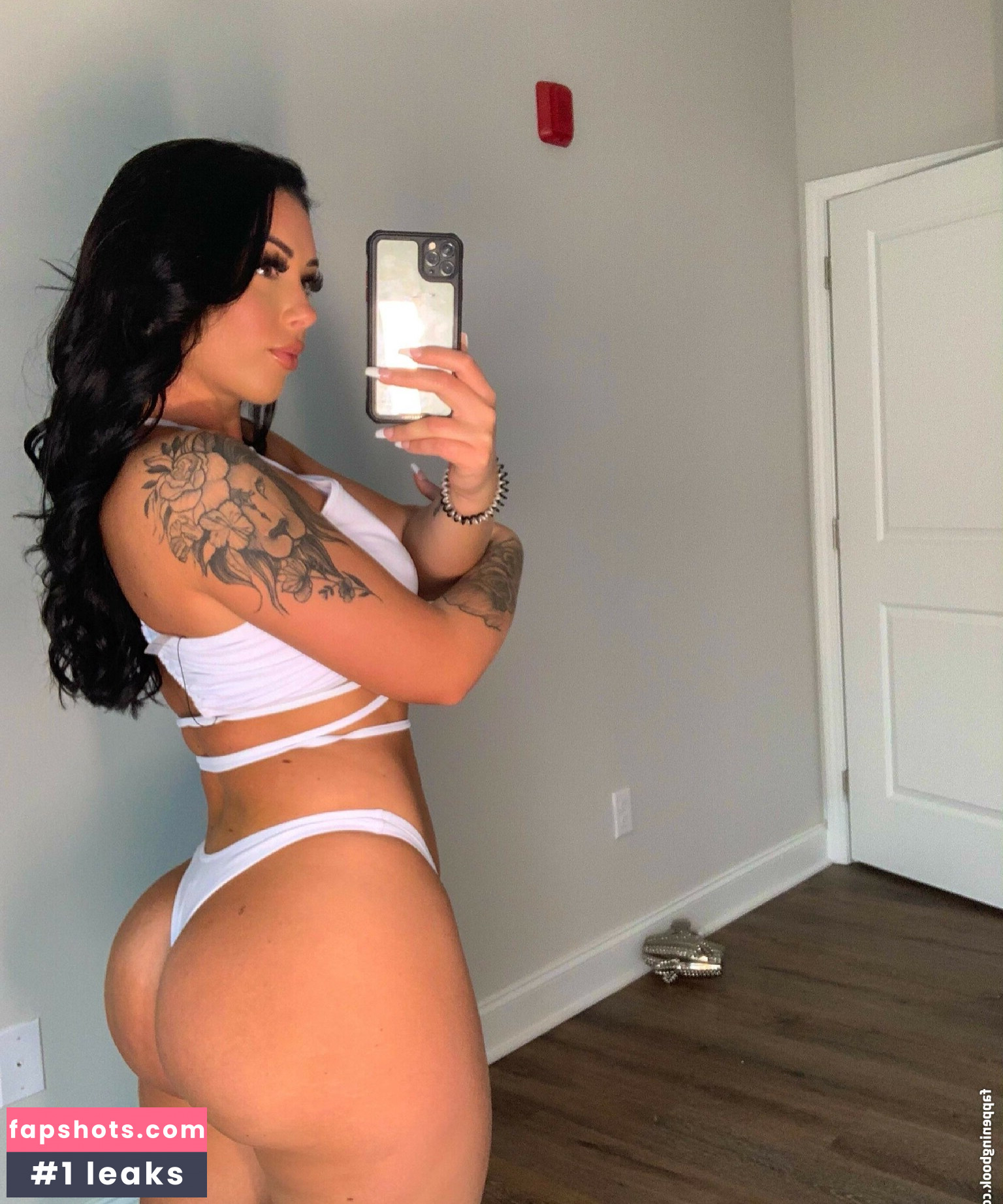 Hayley Davis nude babe gallery