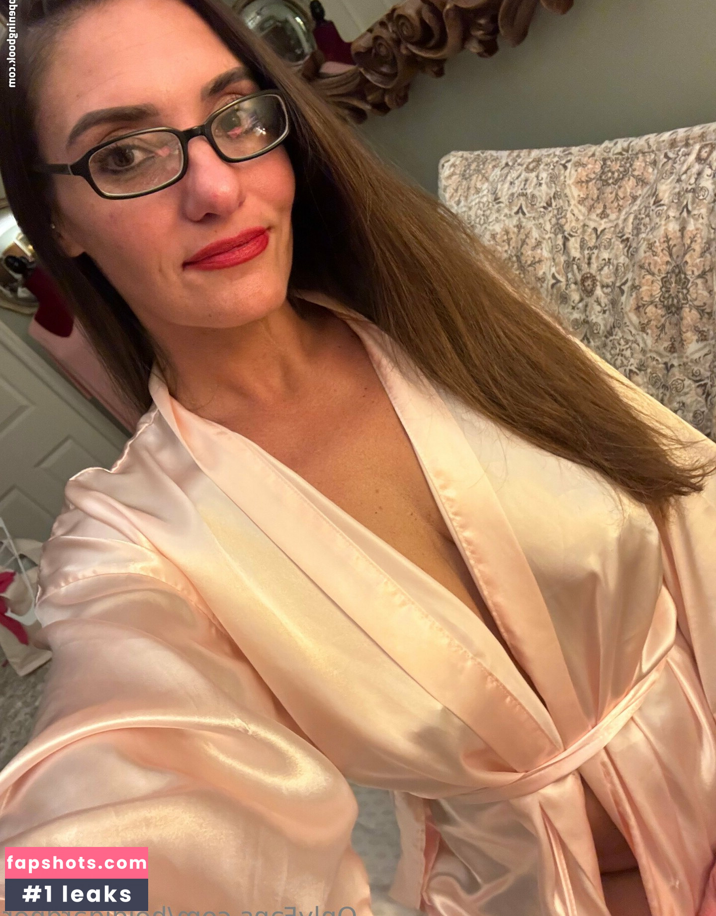 Heidi Gardner gallery photo #35