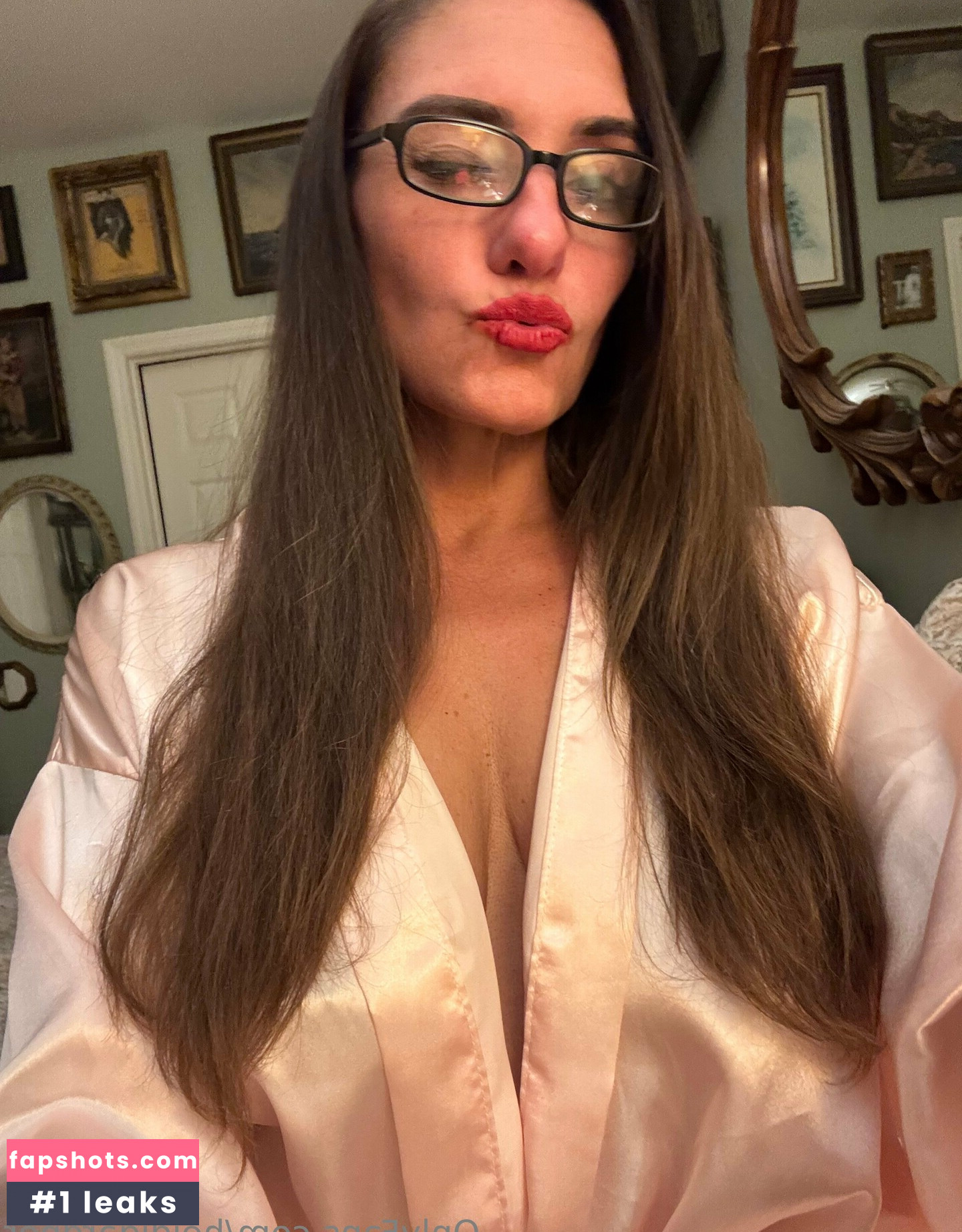 Heidi Gardner gallery photo #36