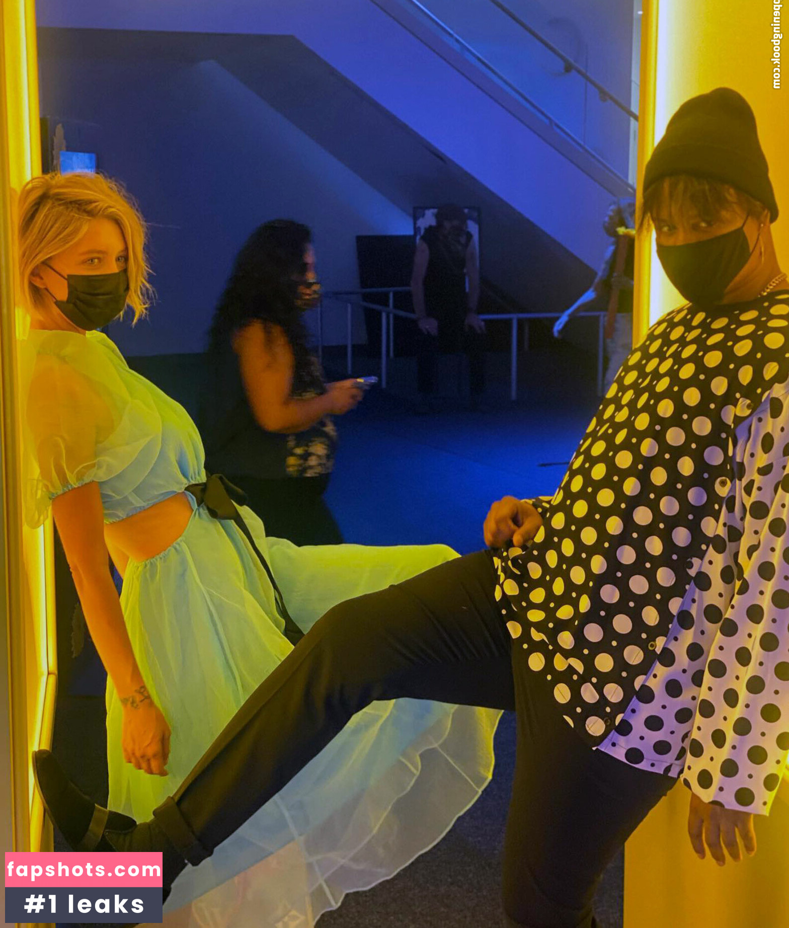 Heidi Gardner gallery photo #7