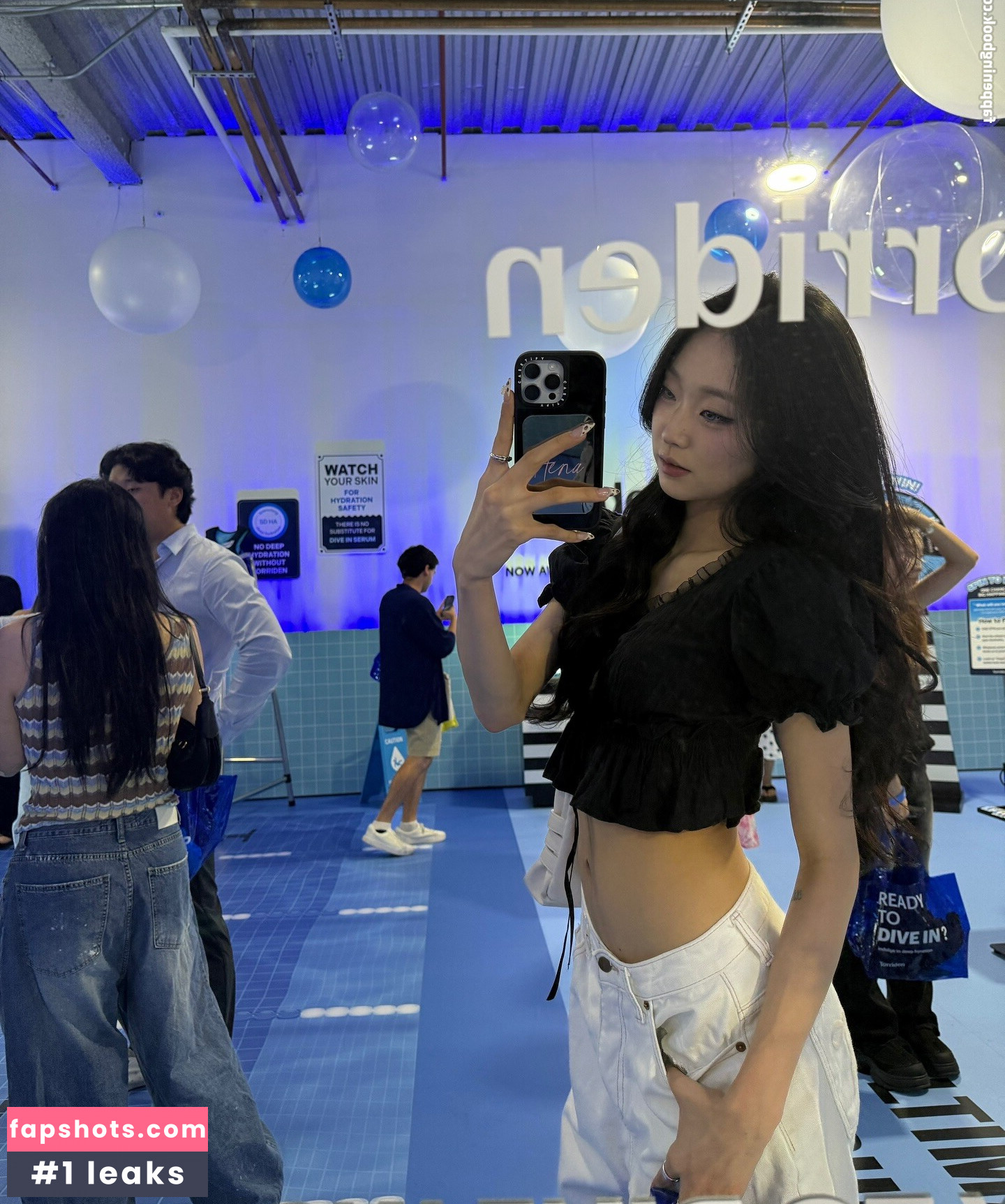 Hena Yang gallery photo #3