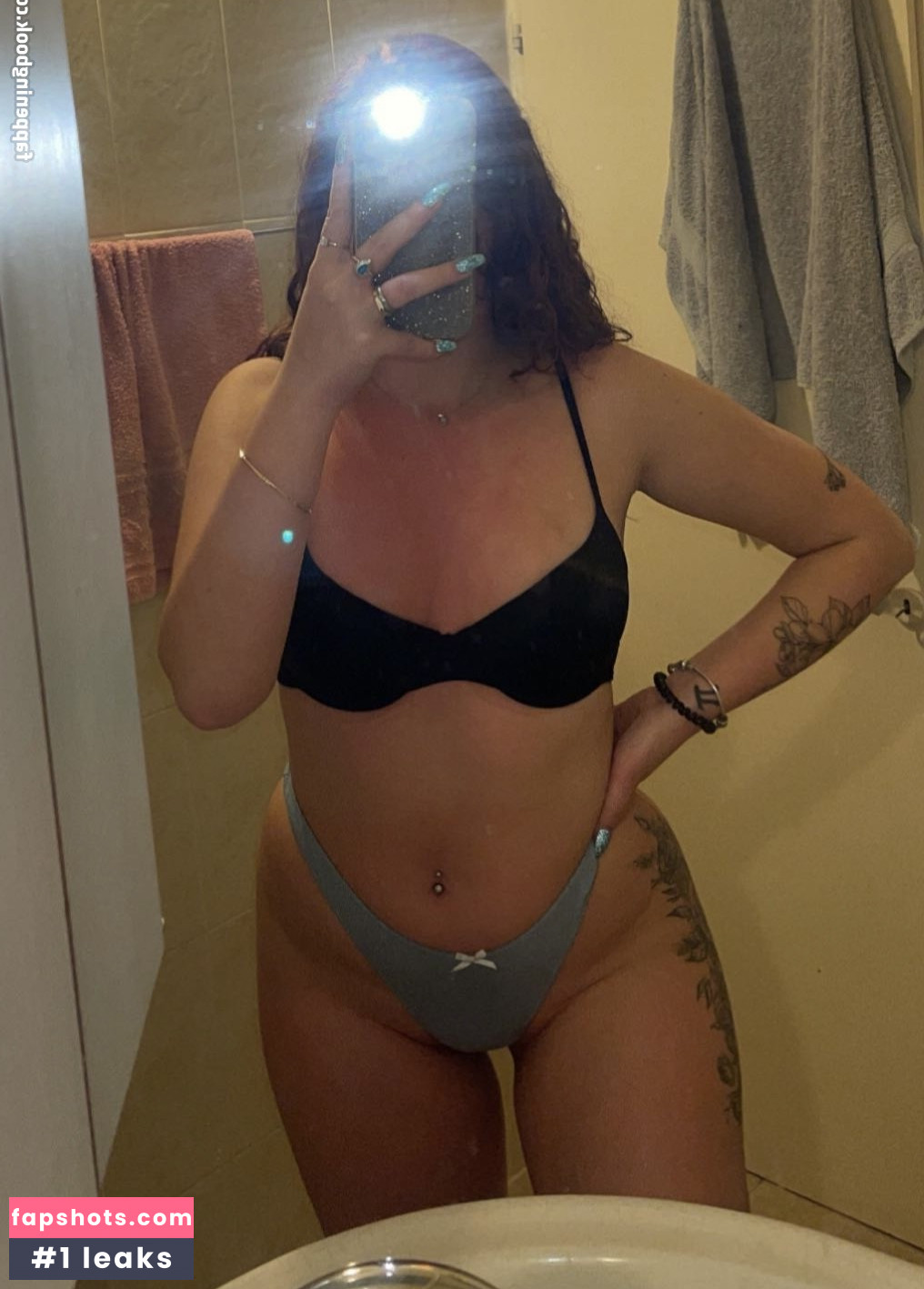 Hila Almog gallery photo #4