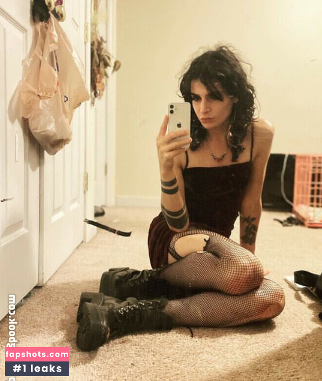 Hillbillygothic Filtración Desnuda OnlyFans Foto #2 - Fapshots