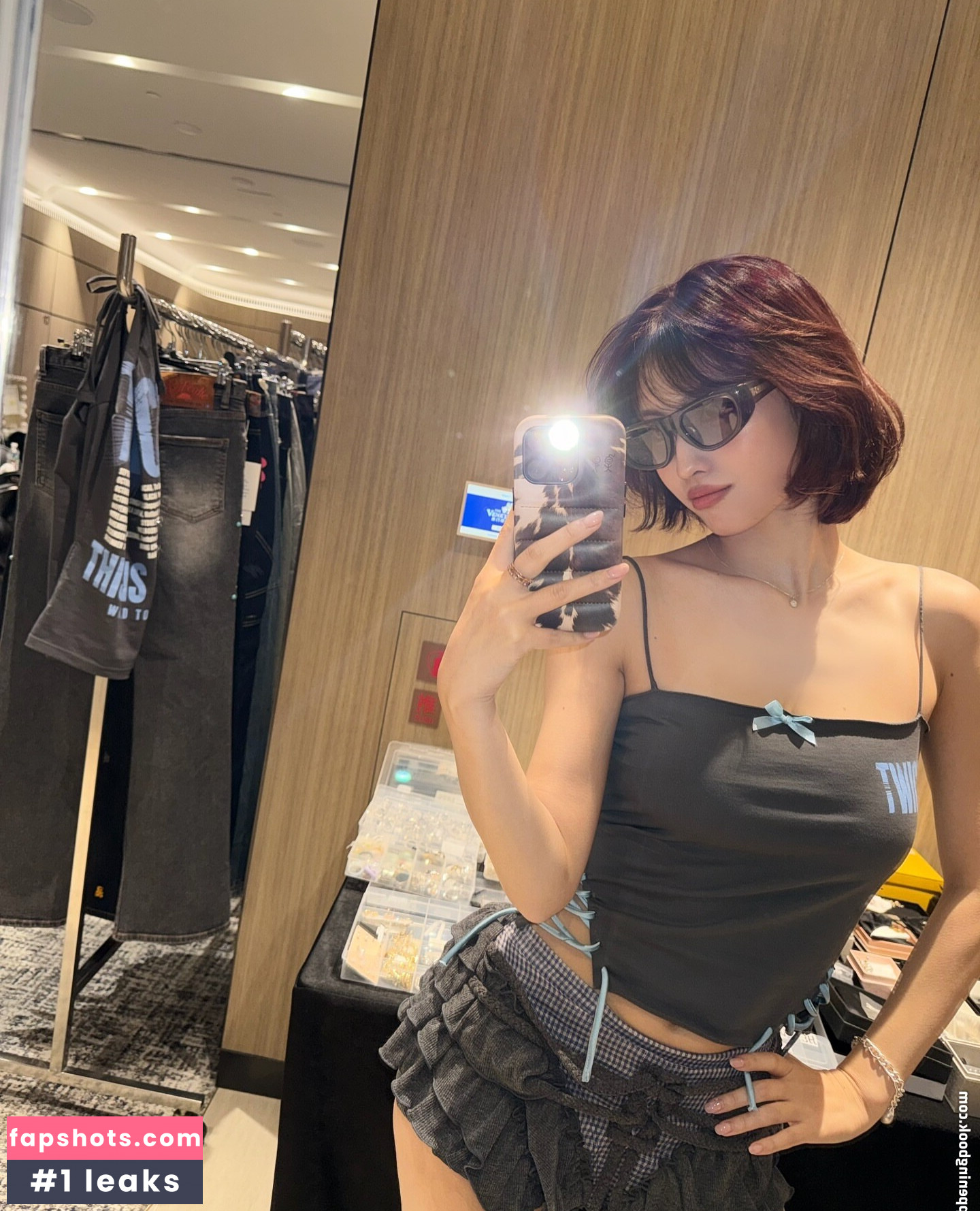 Hirai Momo gallery photo #4