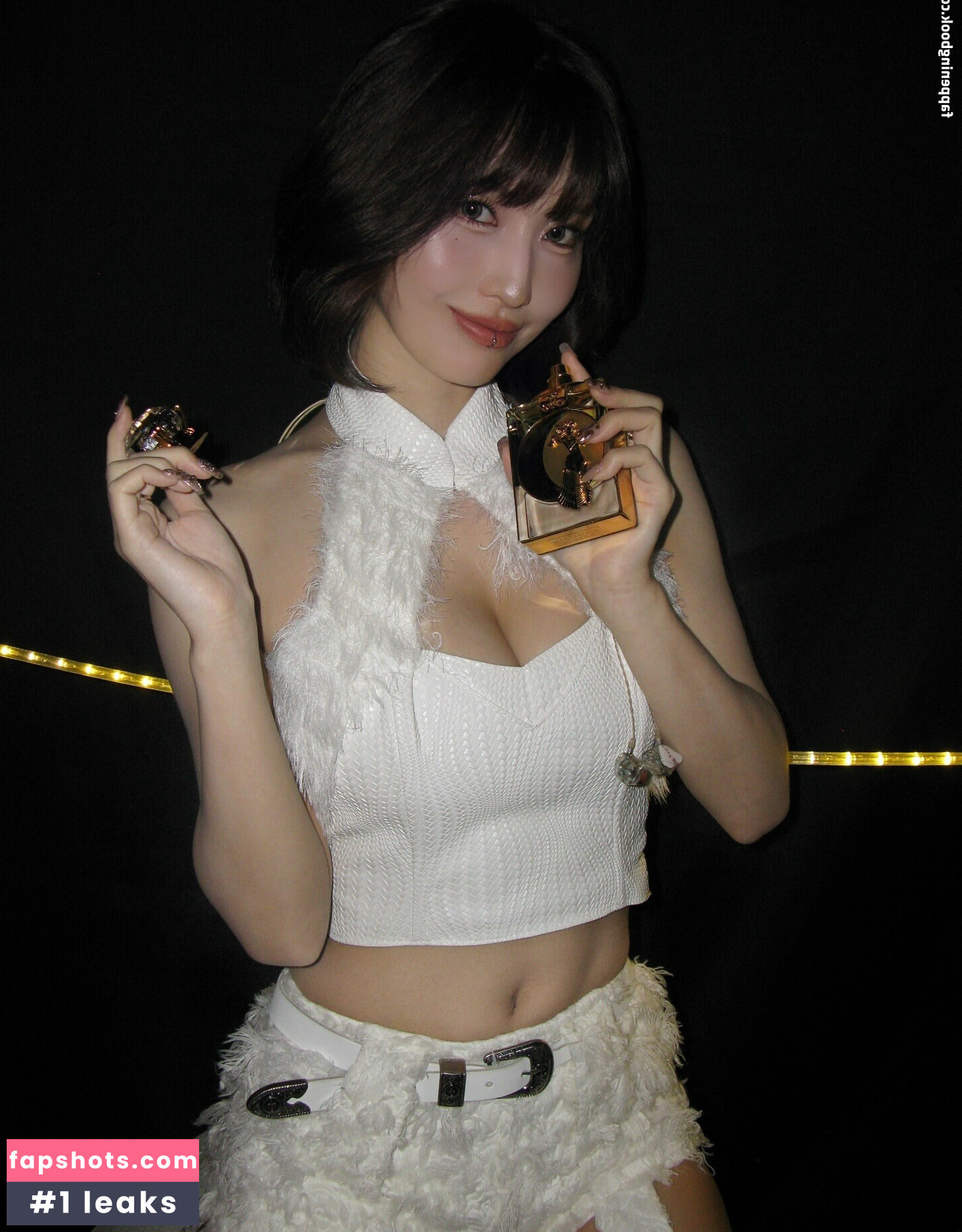 Hirai Momo gallery photo #10