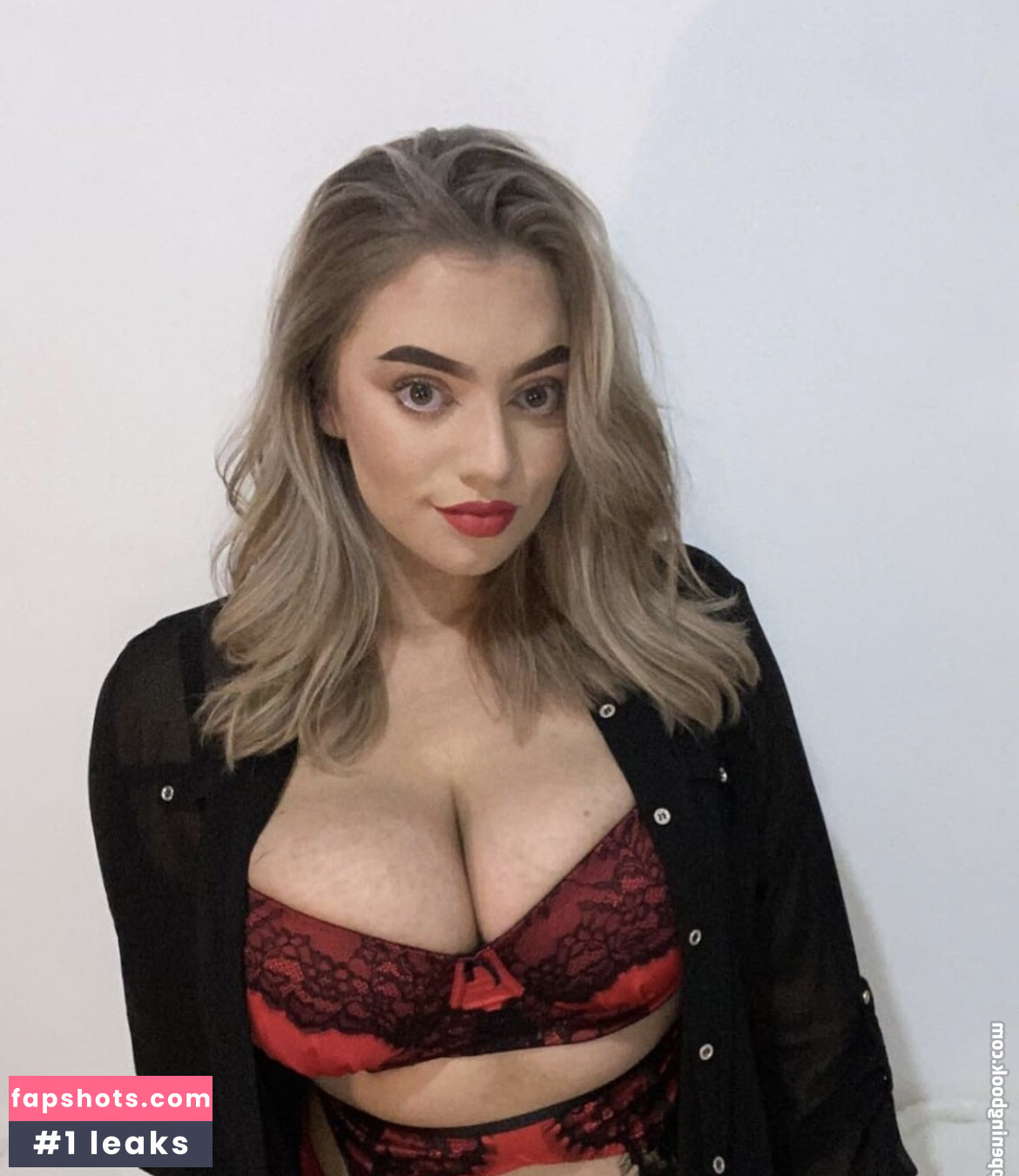 Hollie H gallery photo #2