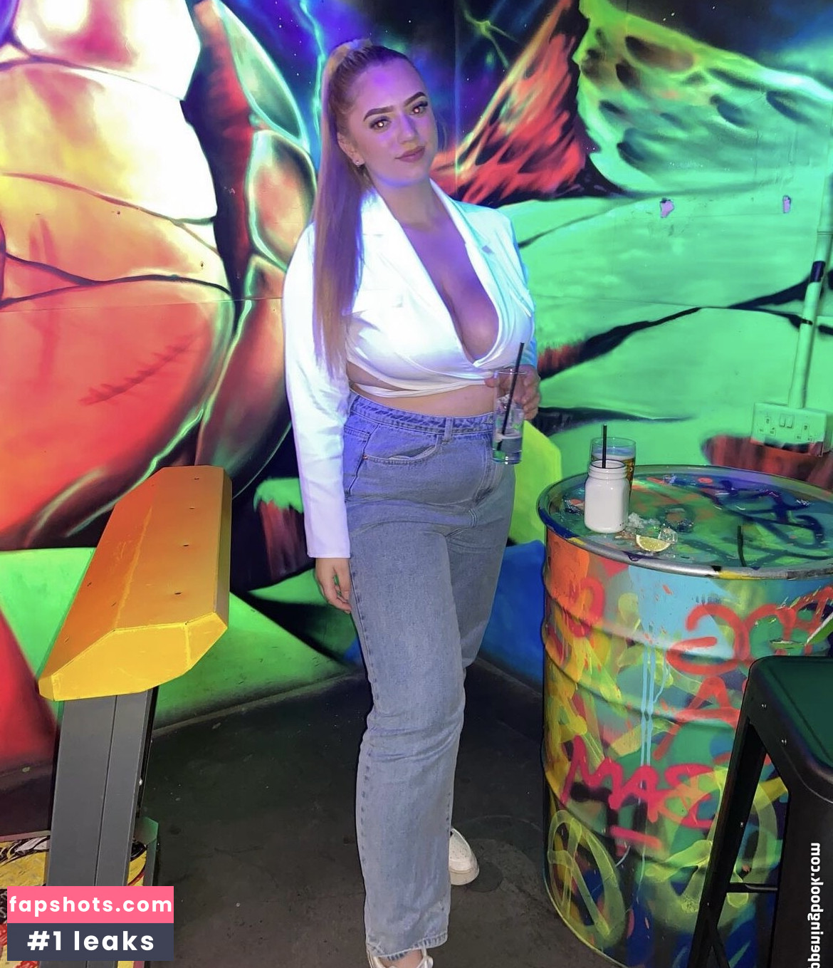 Hollie H gallery photo #6