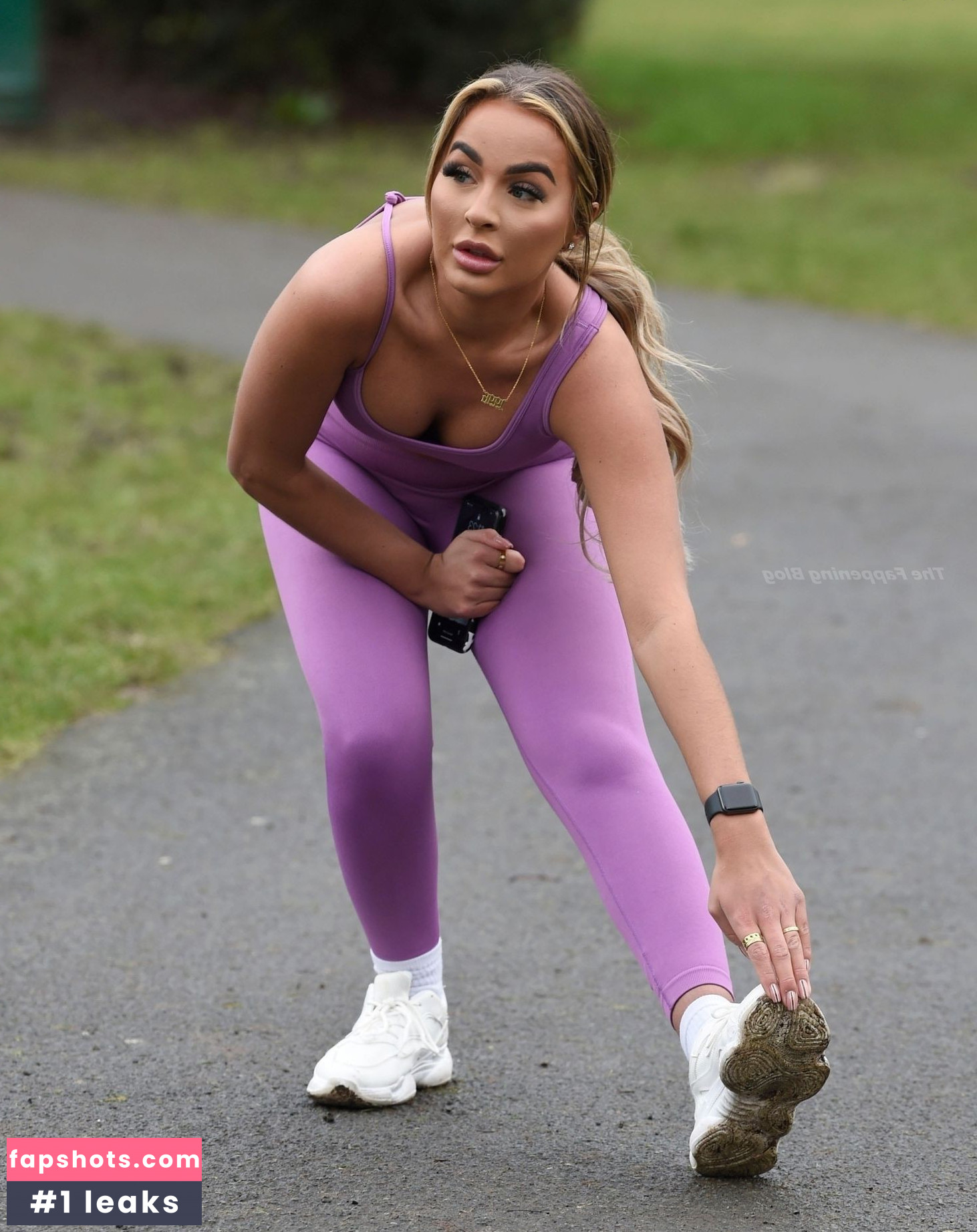 Holly Burns gallery photo #238