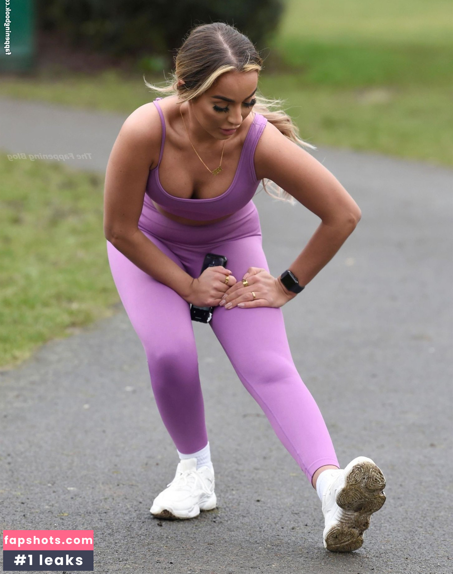 Holly Burns gallery photo #240