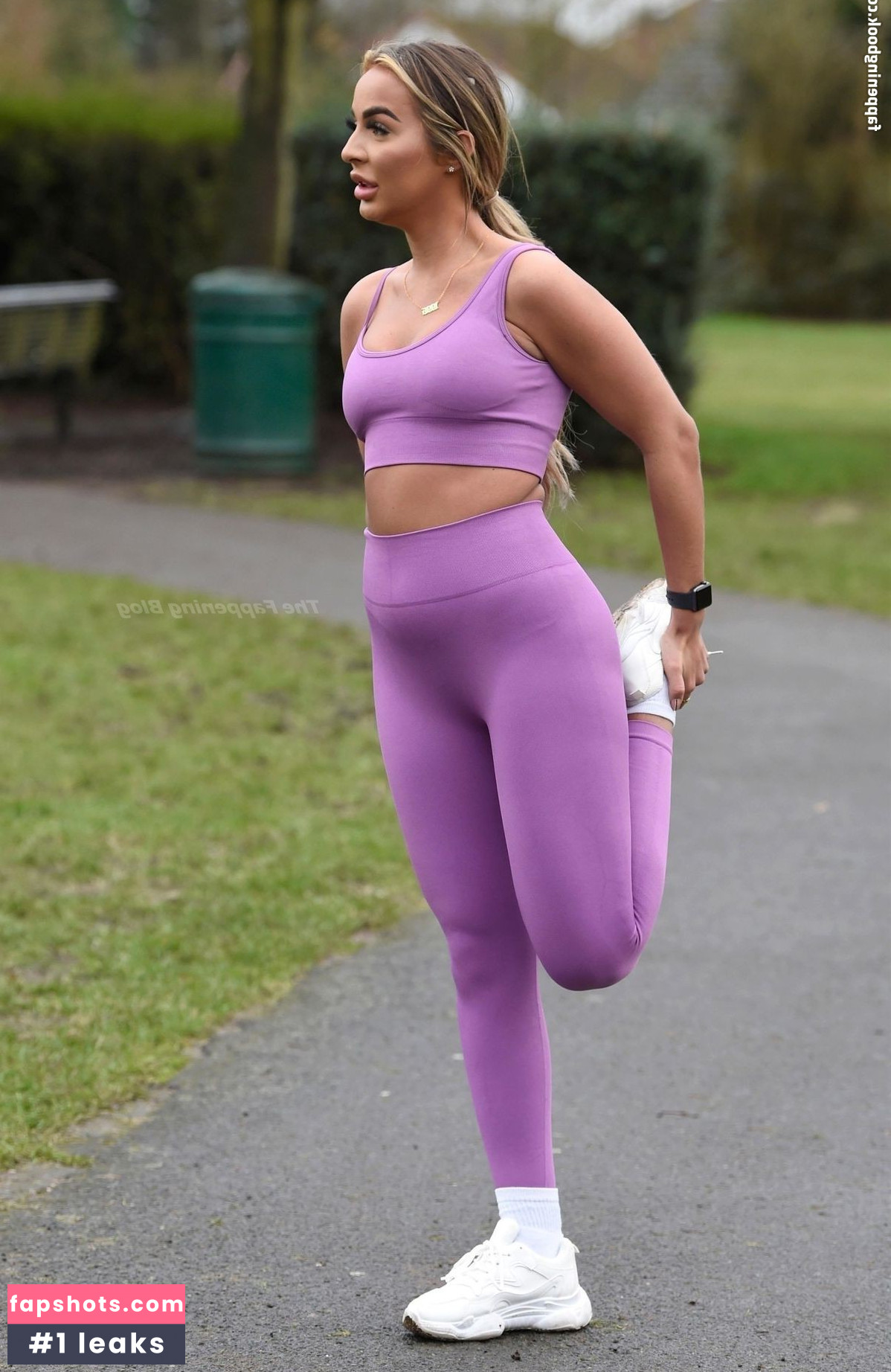 Holly Burns gallery photo #243