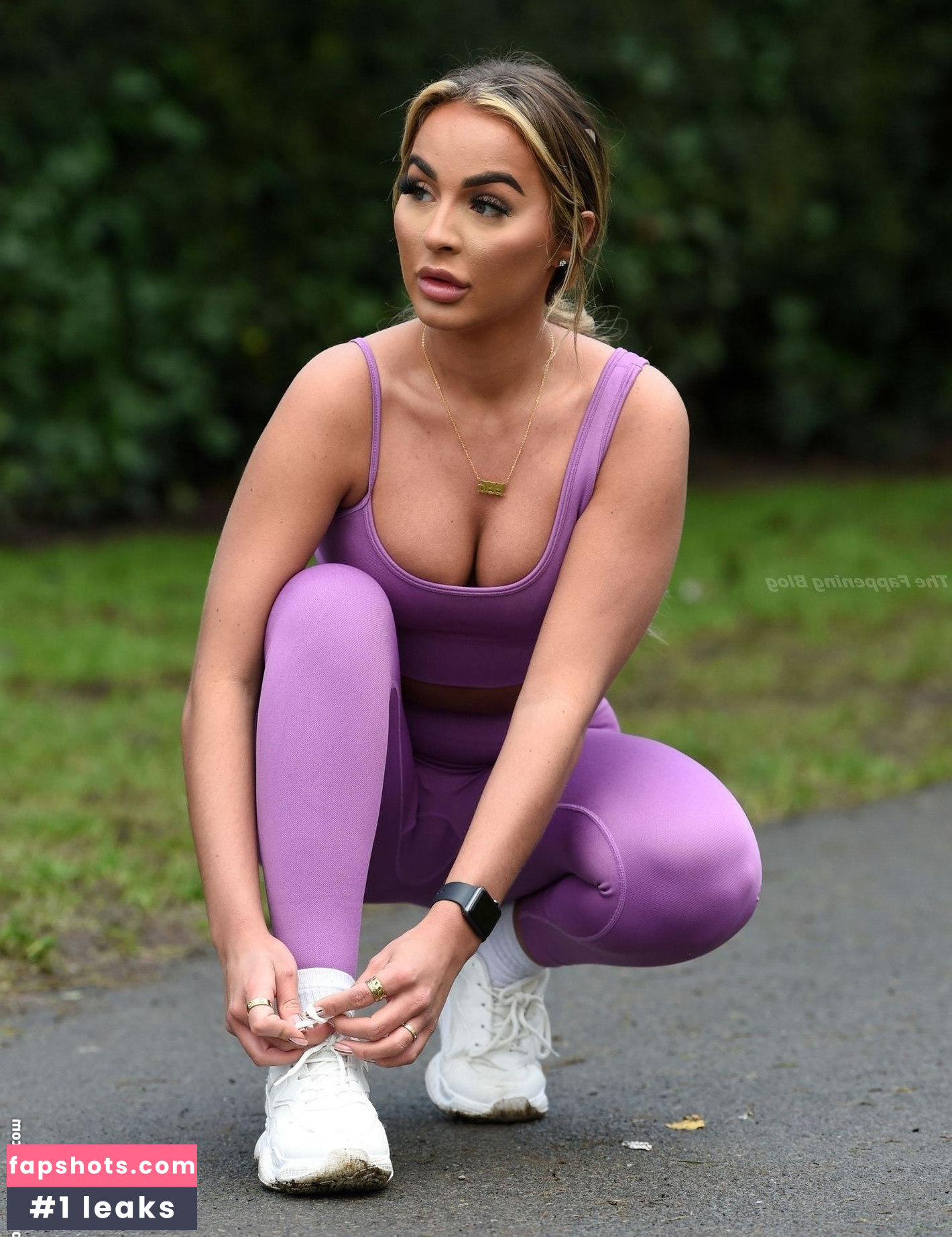 Holly Burns gallery photo #245