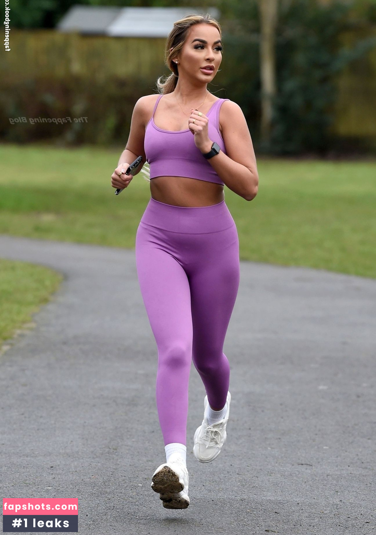 Holly Burns gallery photo #246