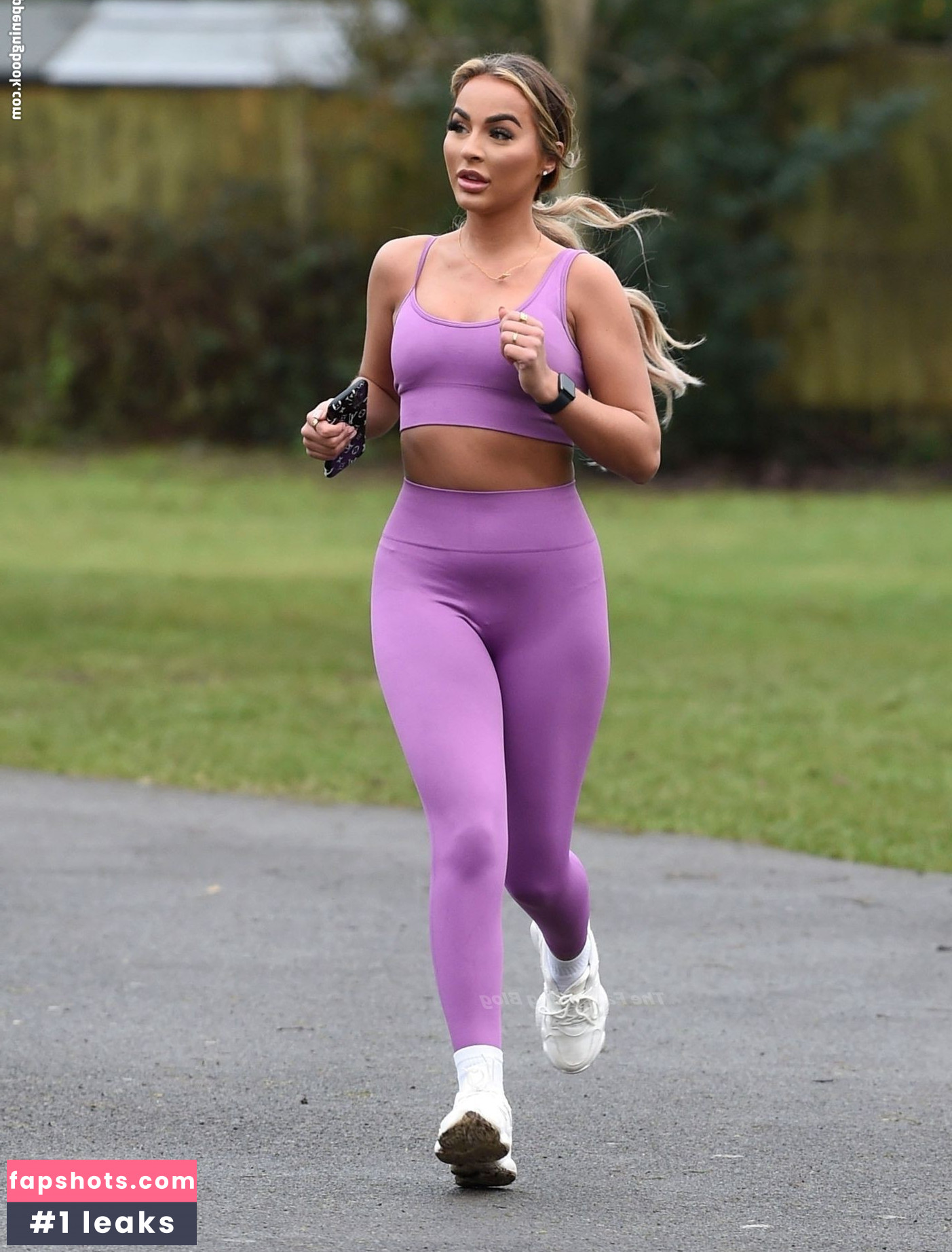 Holly Burns gallery photo #247