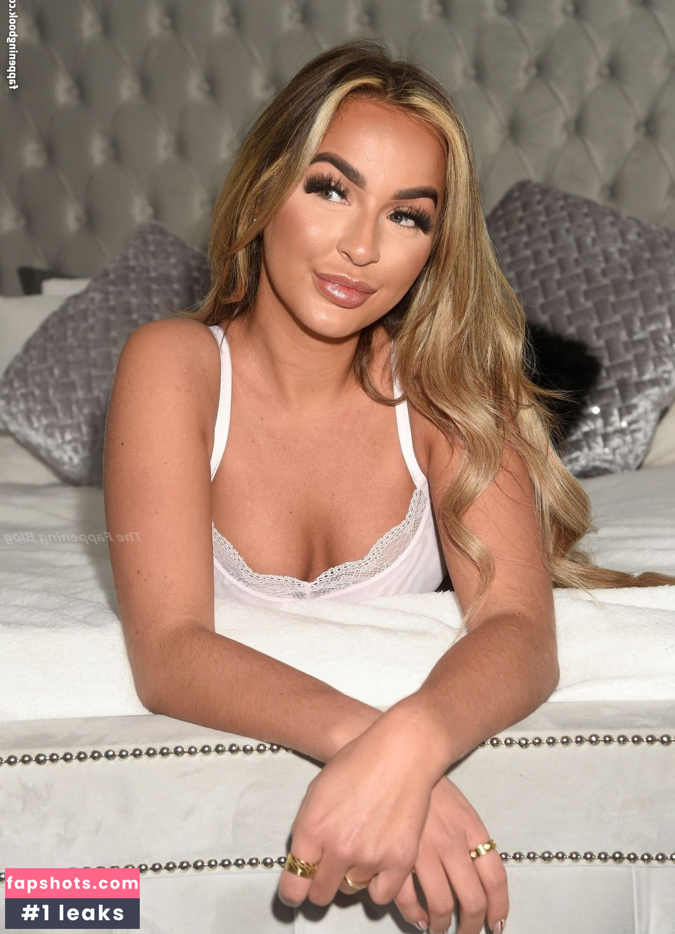 Holly Burns gallery photo #88