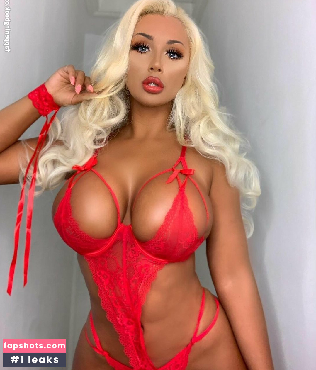 Holly Deacon gallery photo #3