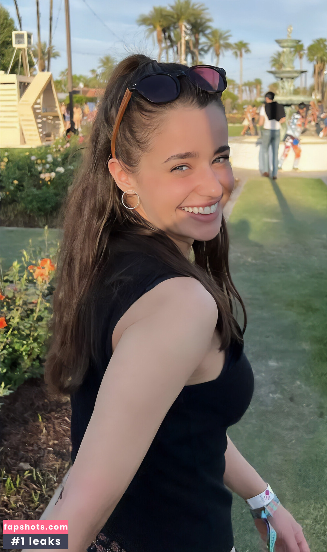 Holly Earl gallery photo #11