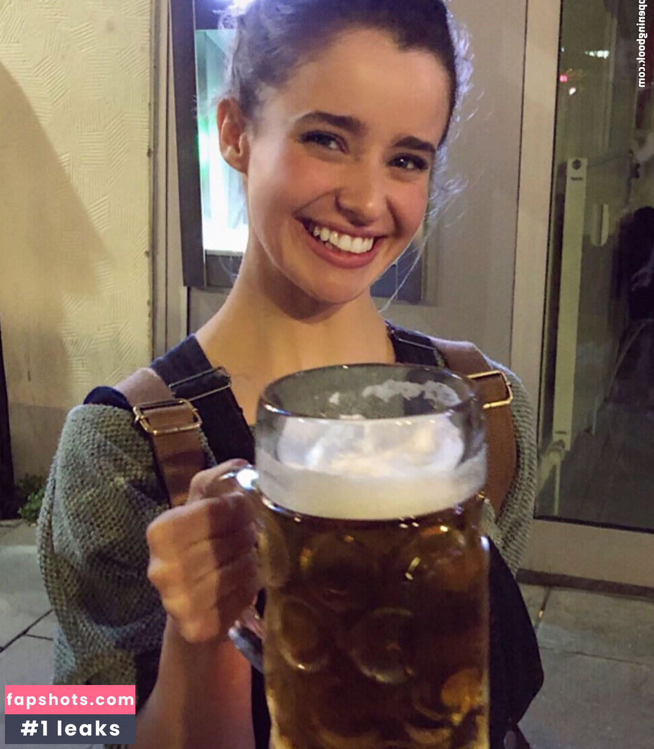 Holly Earl gallery photo #16