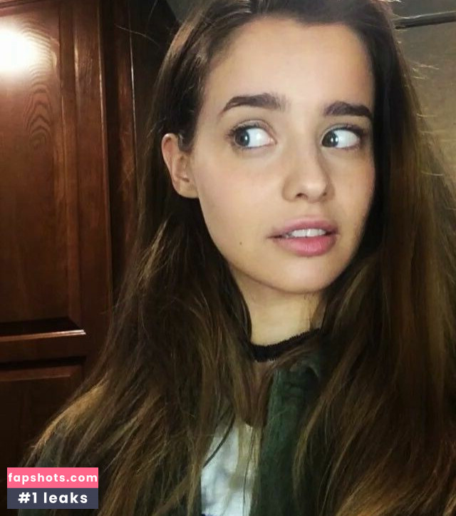 Holly Earl gallery photo #18