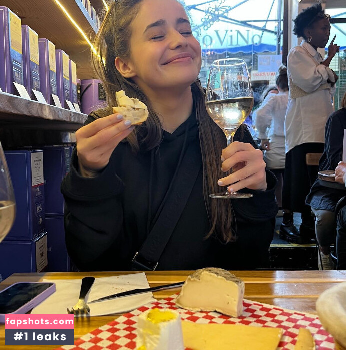 Holly Earl gallery photo #21