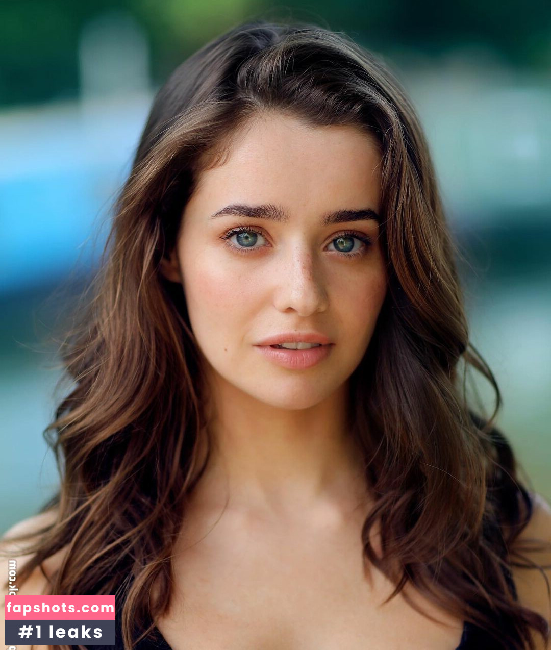Holly Earl nude babe gallery