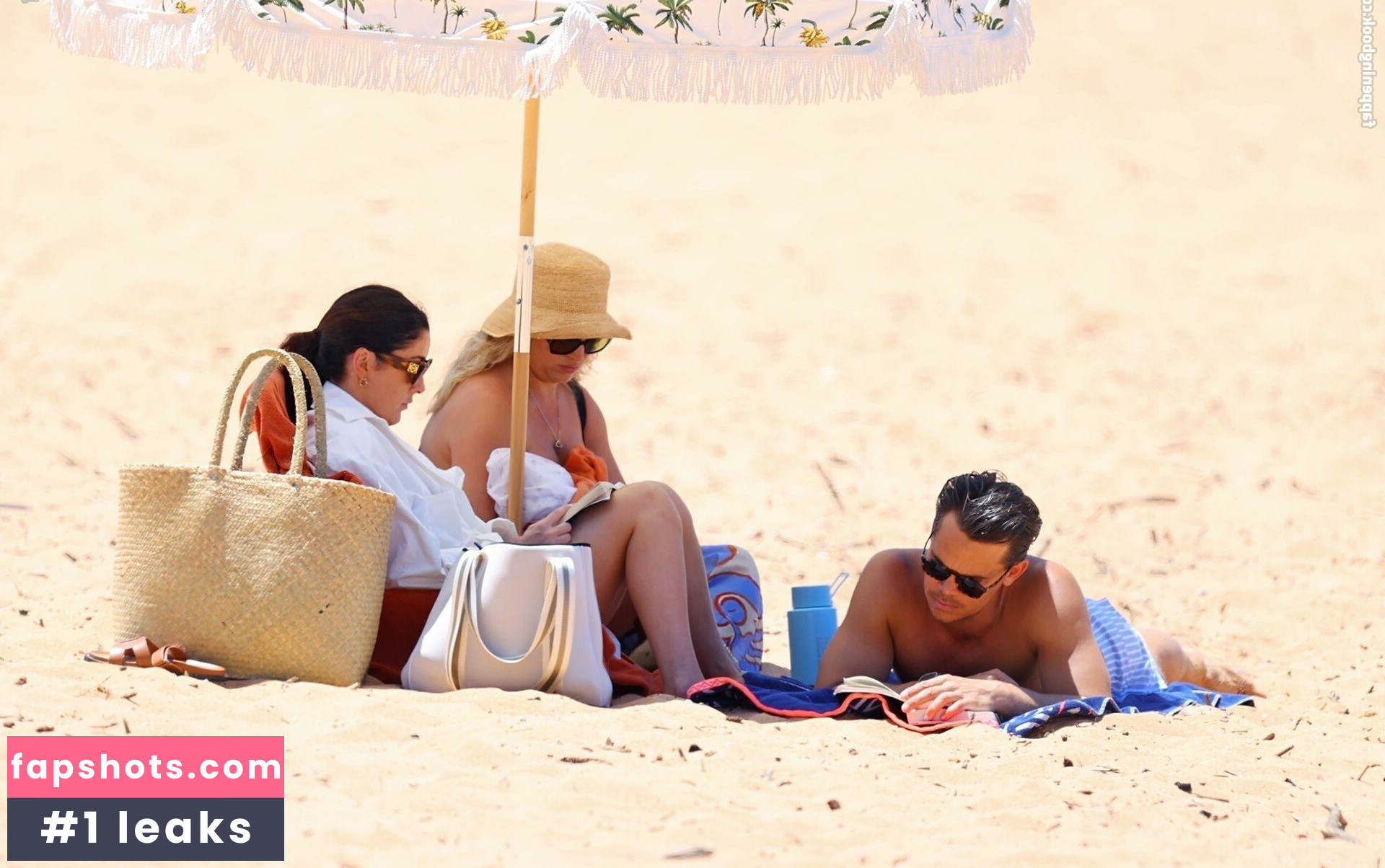 Holly Kingston gallery photo #22